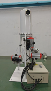 Gas-liquid separator with automatic drainage